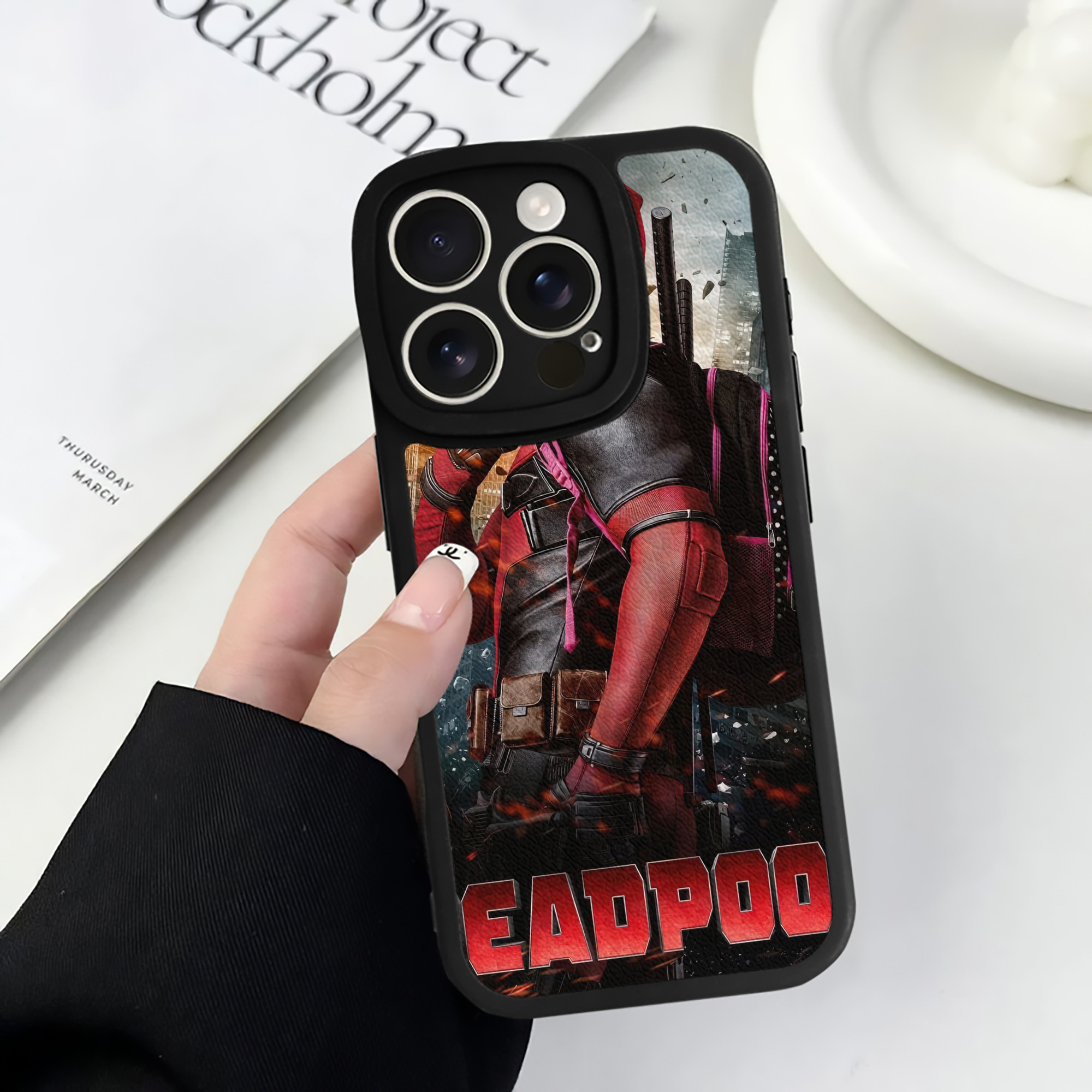（画像用） Deadpool デッドプール 【iPhone 16シリーズ対応】シリコンスマホケース（レザー調） 材質：シリコン